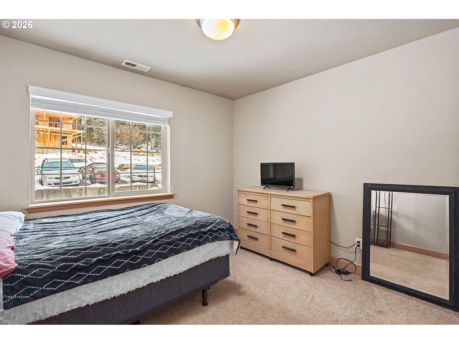 41 Lasher Street, Unit C4 Stevenson, WA 98648 - Photo 33 of 48 a bedroom with a bed and a window