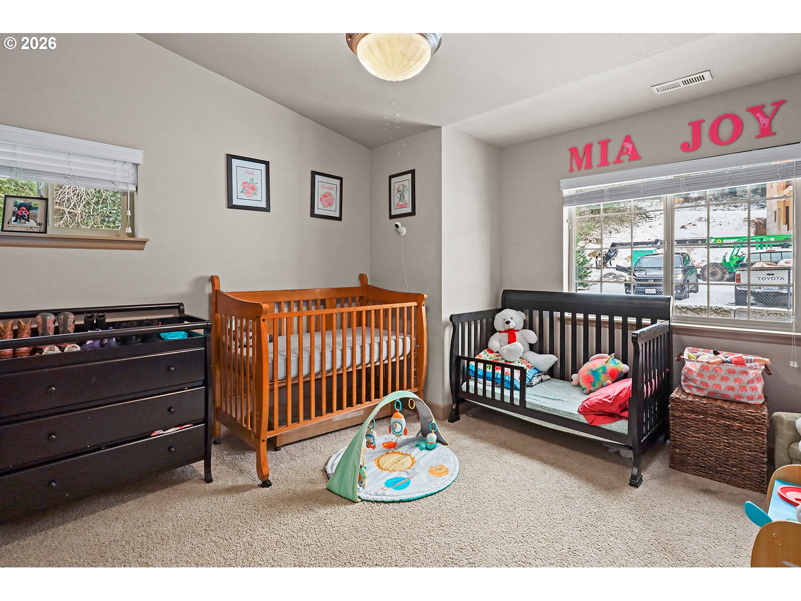 41 Lasher Street, Unit C4 Stevenson, WA 98648 - Photo 35 of 48 a bedroom with a bed and a window