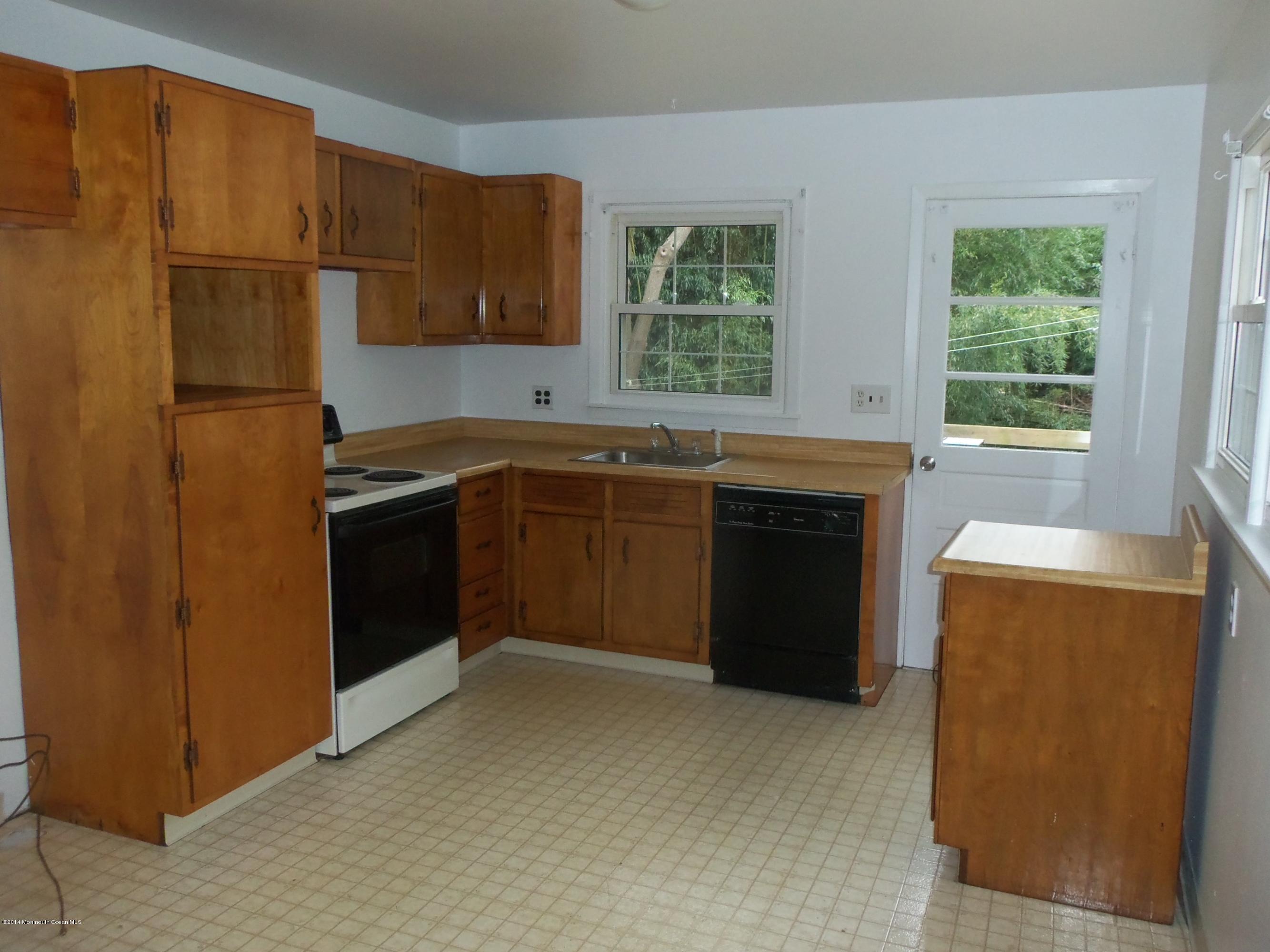 65 Manito Road Manasquan, NJ 08736 - Photo 3 of 6 100_4483
