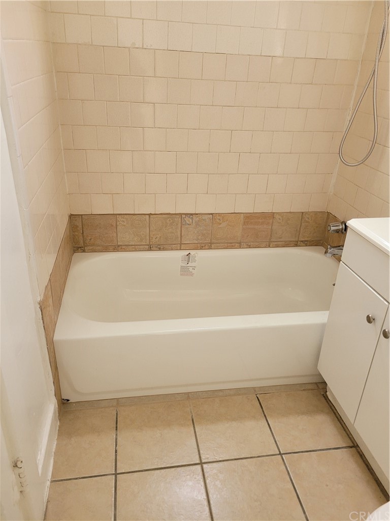 3077 Lemon Street Riverside, CA 92501 - Photo 14 of 20 a bathroom with a bathtub