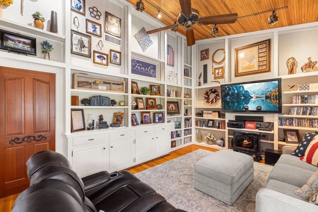 257 Encino Loop Kerrville, TX 78028 - Photo 21 of 92 a living room with furniture