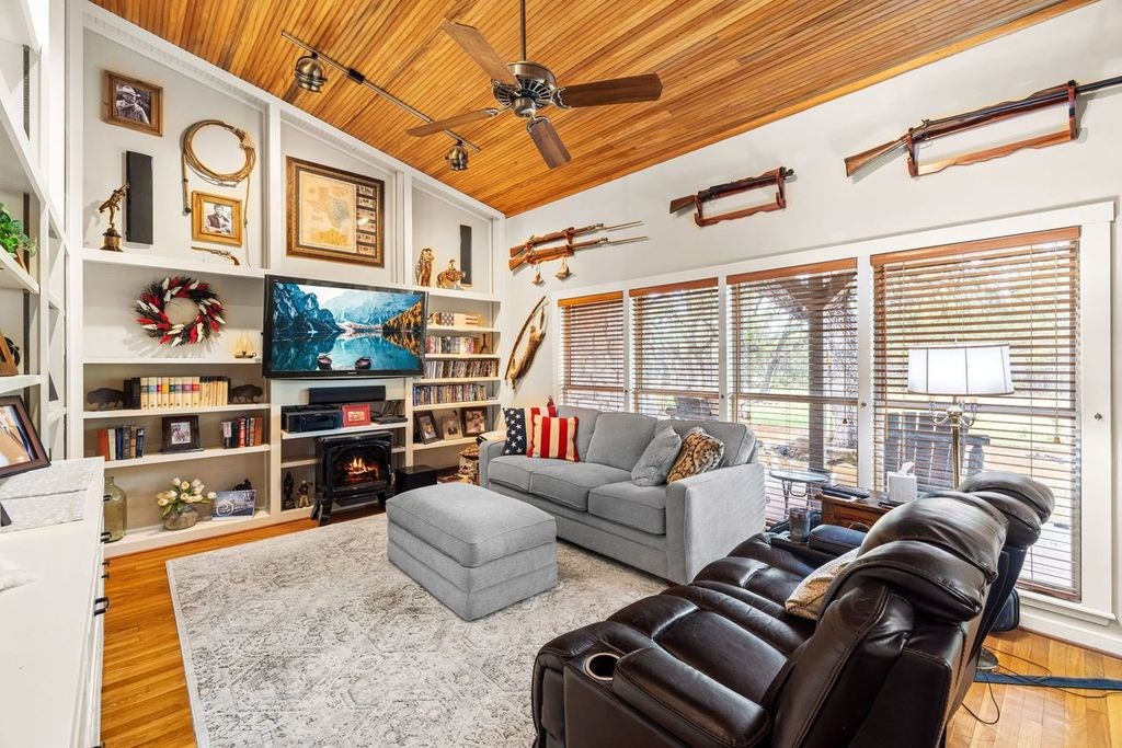 257 Encino Loop Kerrville, TX 78028 - Photo 22 of 92 a living room with furniture and a book shelf