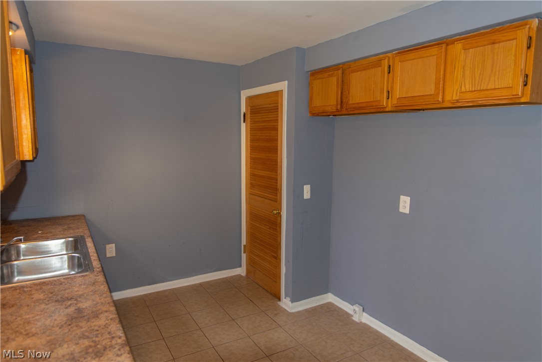 991 West Green Road Cleveland, OH 44121 - Photo 8 of 29 Kitchen