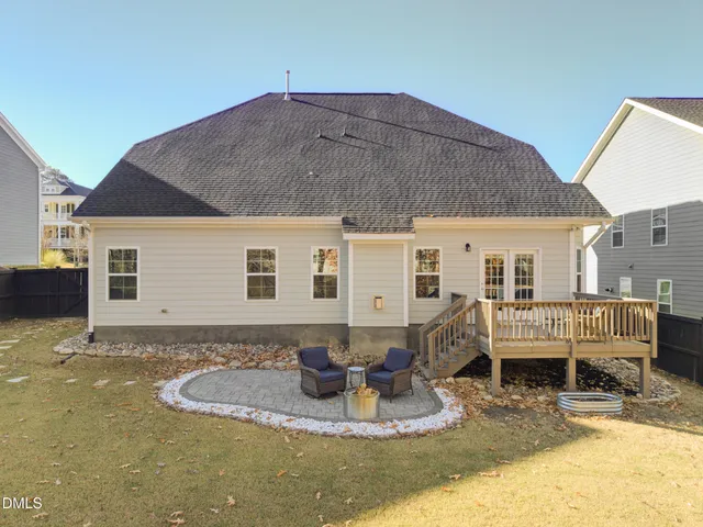 a view of a house with backyard