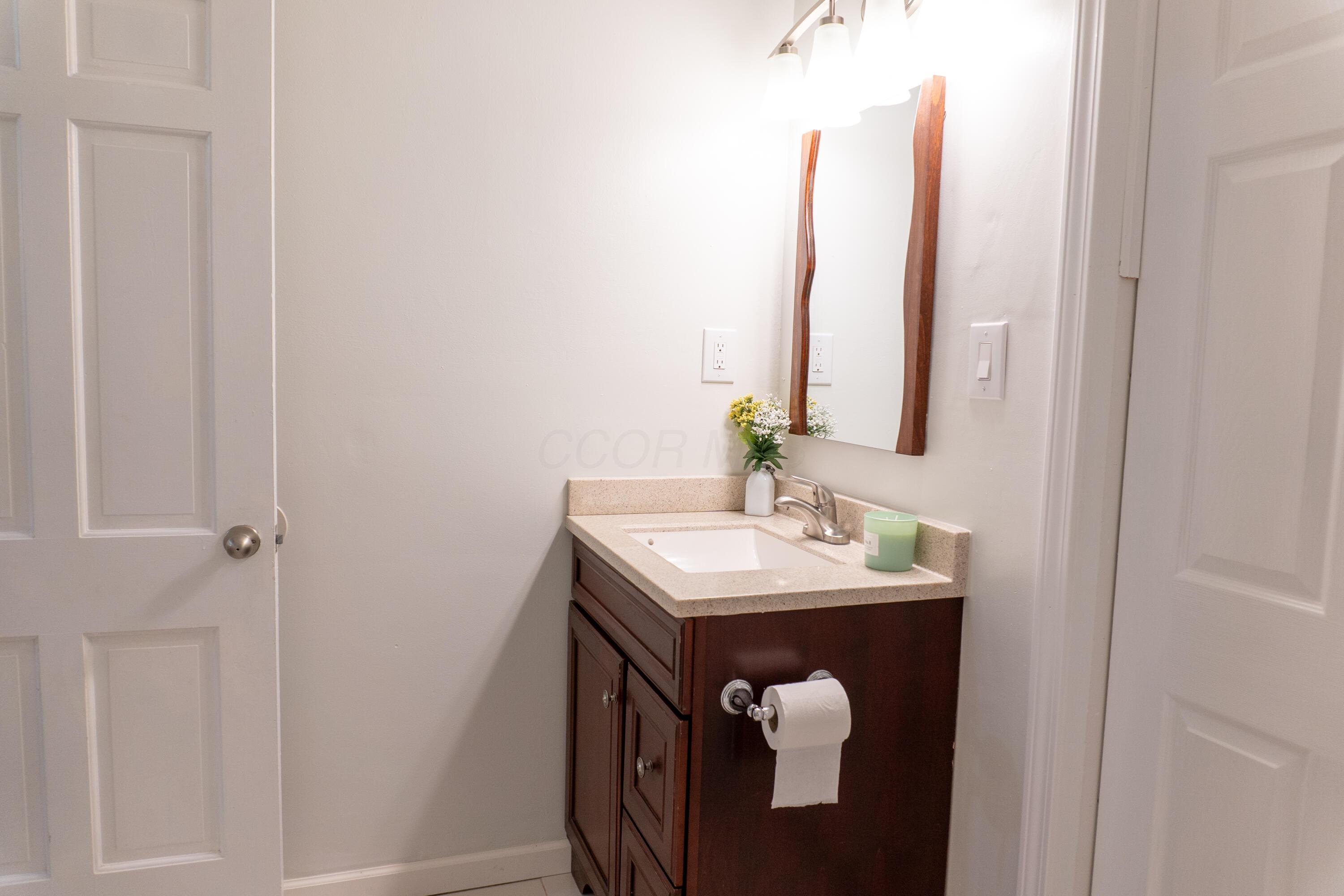173 South Chesterfield Road Columbus, OH 43209 - Photo 50 of 59 Hall Full Bathroom