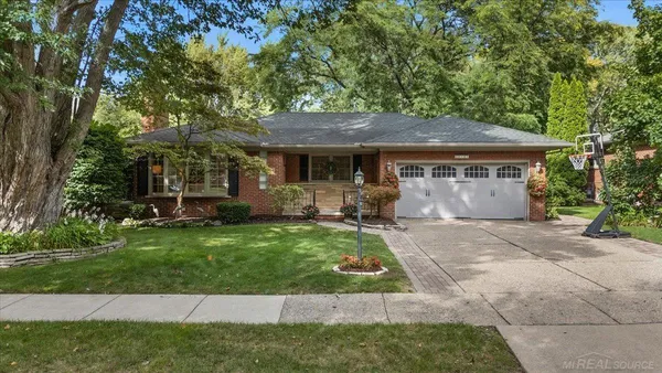 $600,000 | 20141 West Ballantyne Court, Grosse Pointe Woods, MI 48236