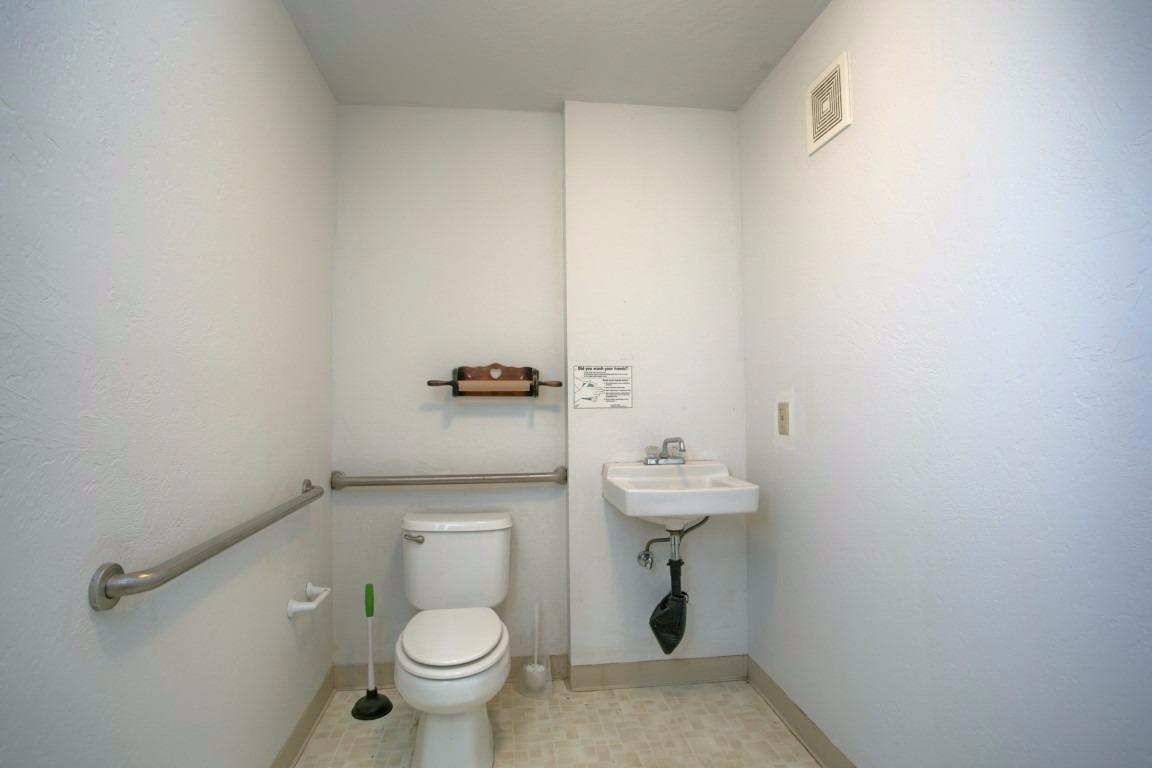 247 West Valley View Road Talent, OR 97540 - Photo 6 of 33 Bath in Commercial space