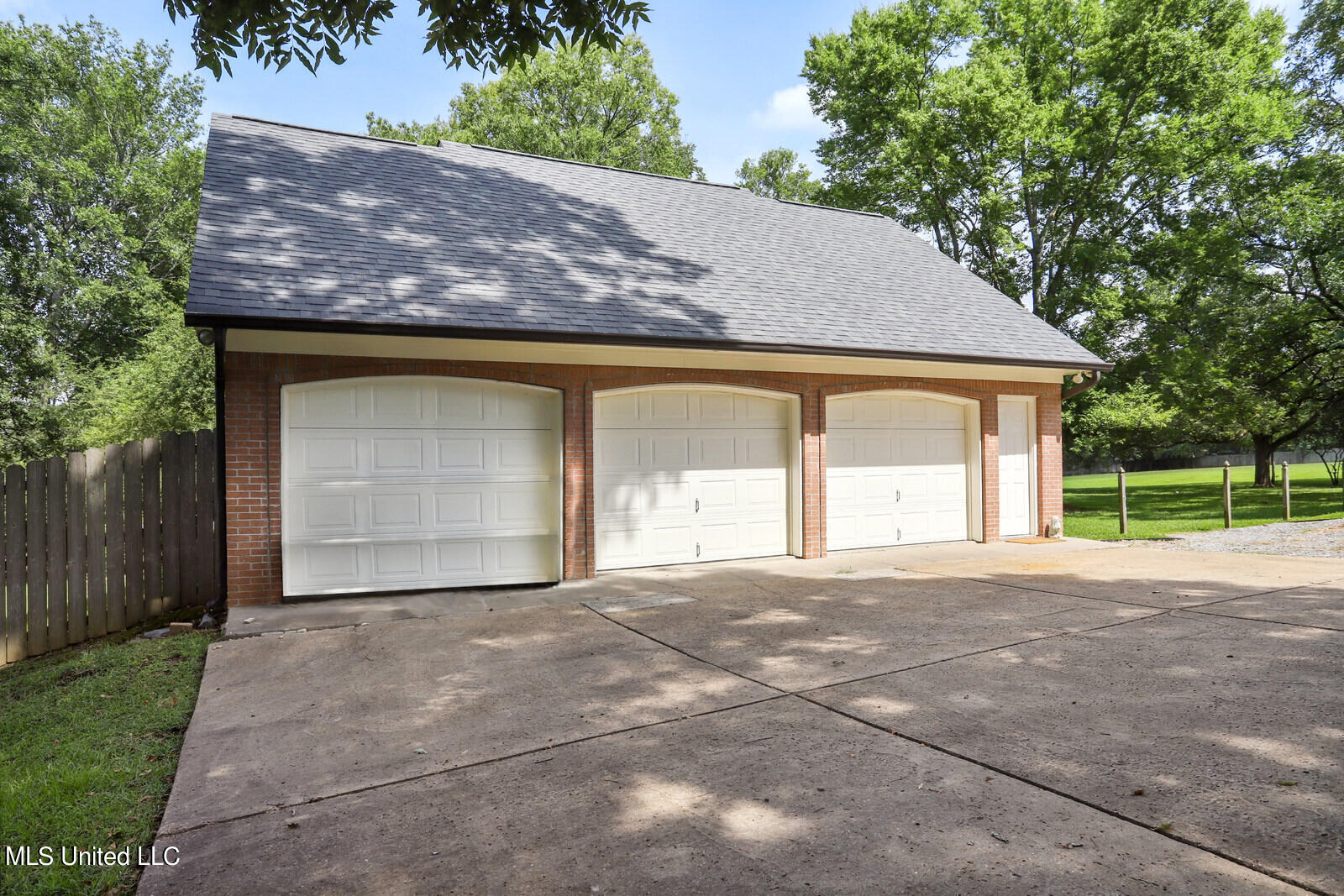 170 Richardson Road Ridgeland, MS 39157 - Photo 27 of 29 Garage