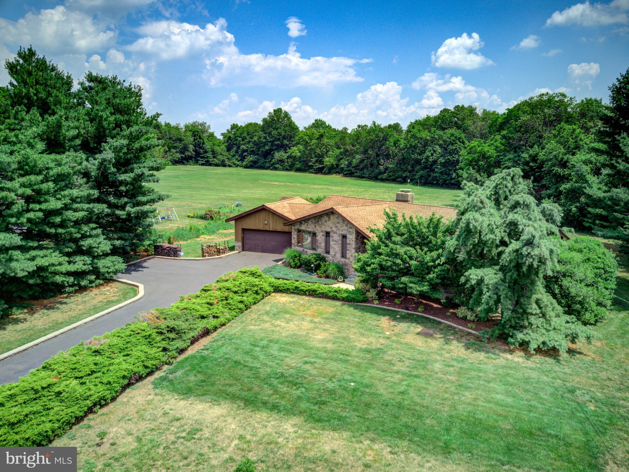 27 Iron Bridge Road Hamilton, NJ 08620 - Photo 2 of 50