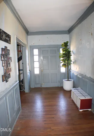 a view of livingroom with furniture