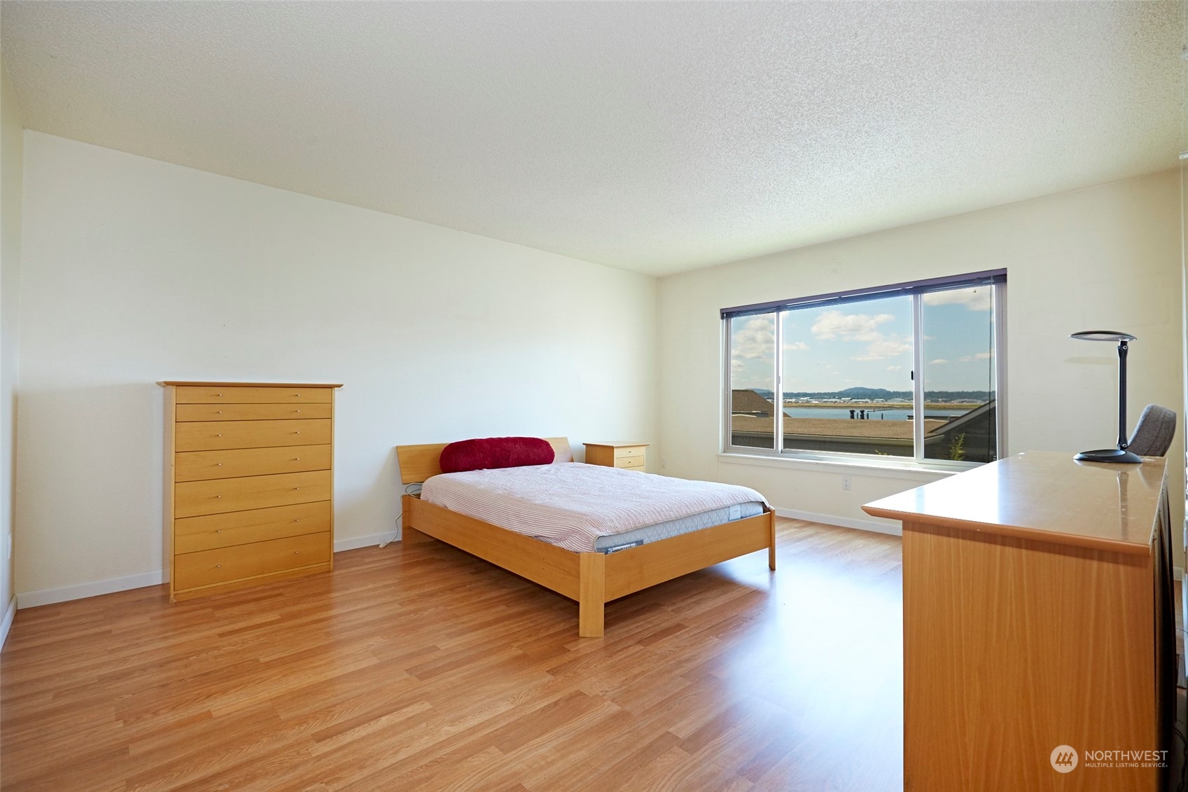 6902 Southeast Riverside Drive, Unit 4 Vancouver, WA 98664 - Photo 19 of 25 a living room with furniture and a table