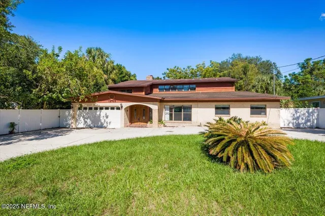 a view of entryway with a front door