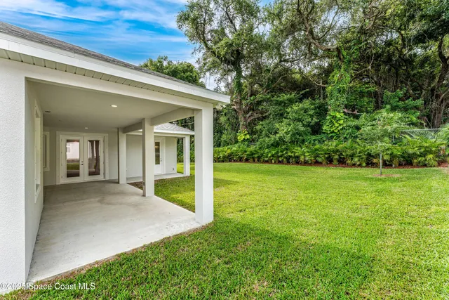 a view of an house with backyard porch and entertaining space