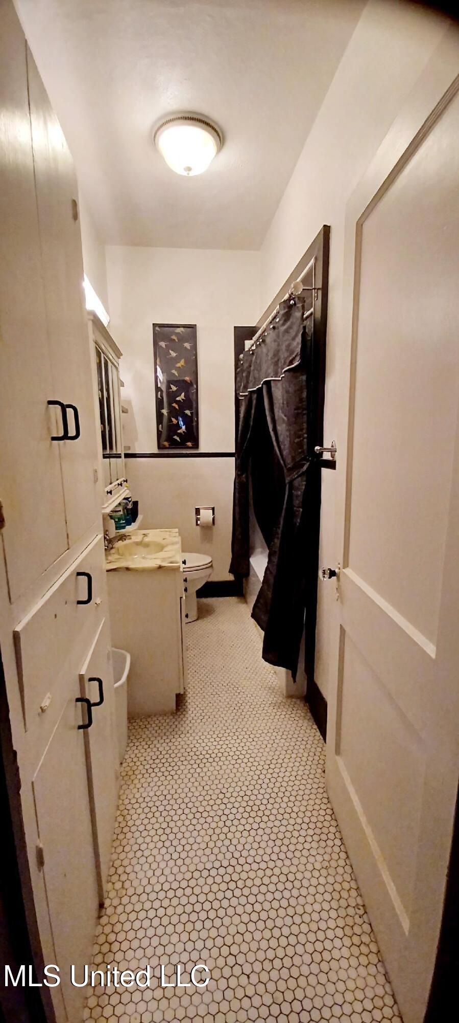 310 South Denver Street Jackson, MS 39203 - Photo 11 of 17 Bathroom 1