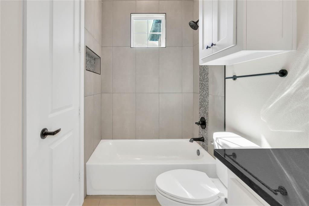 1028 Henry Way Springtown, TX 76082 - Photo 30 of 40 a bathroom with a toilet sink and bathtub