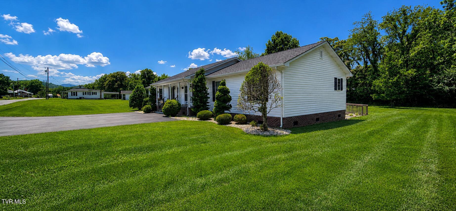 165 Smith Avenue Erwin, TN 37650 - Photo 3 of 31 0003