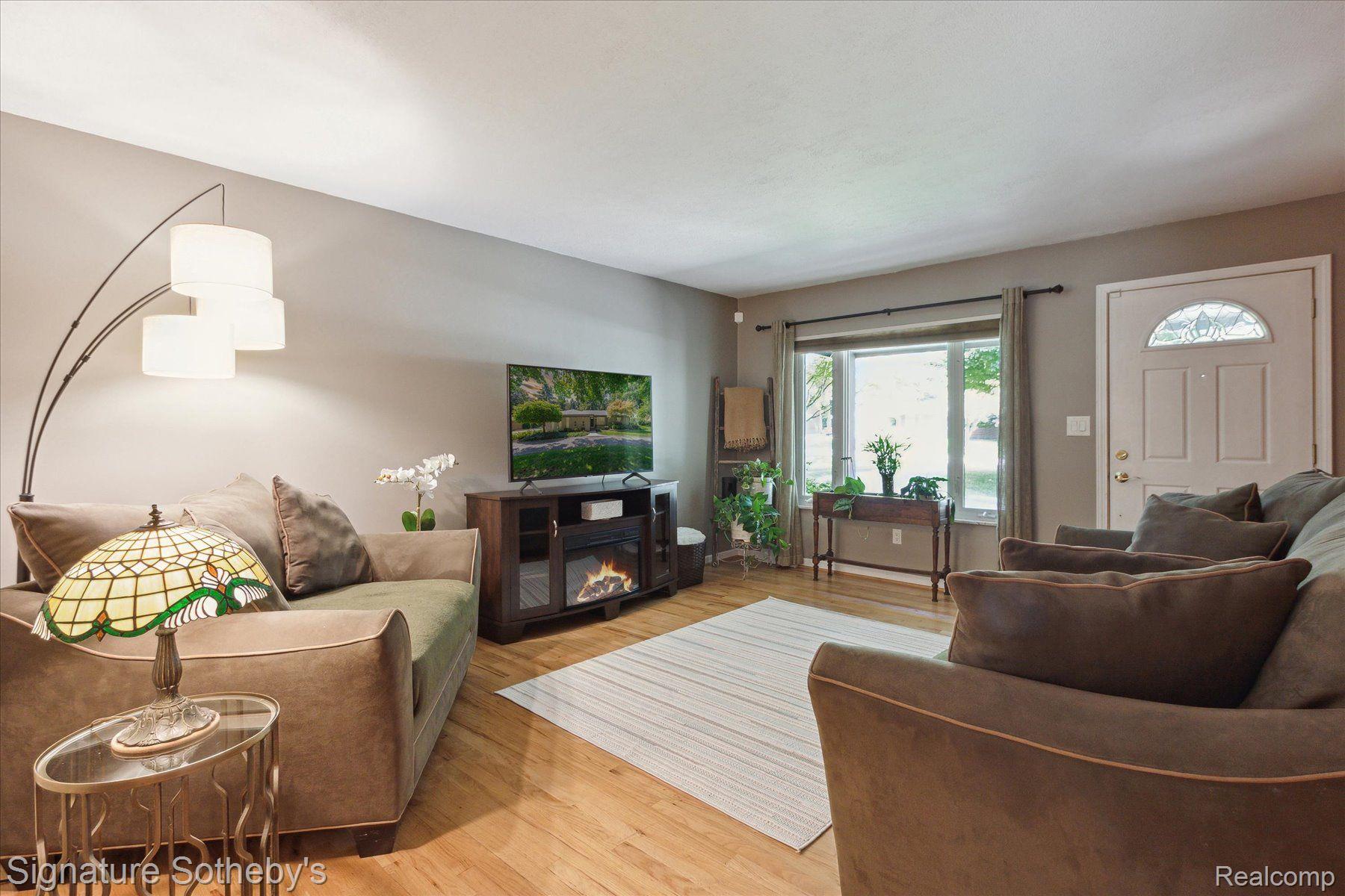 203 Montmorency Road Rochester, MI 48307 - Photo 6 of 28 Living Room