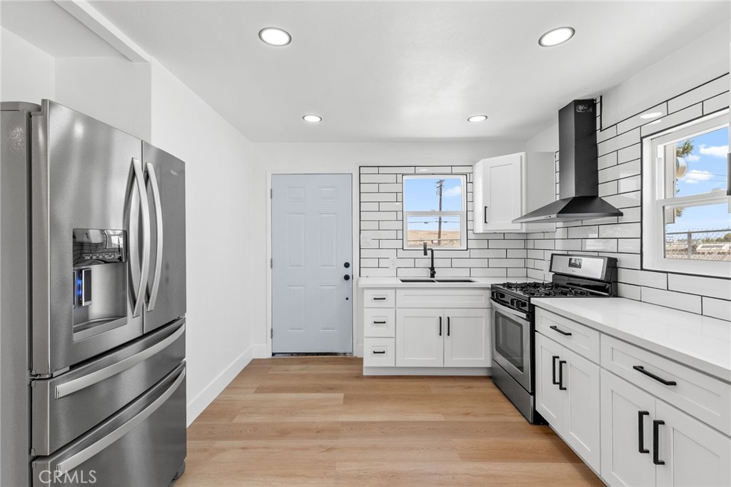 1574 Riverside Drive Barstow, CA 92311 - Photo 8 of 32 Kitchen