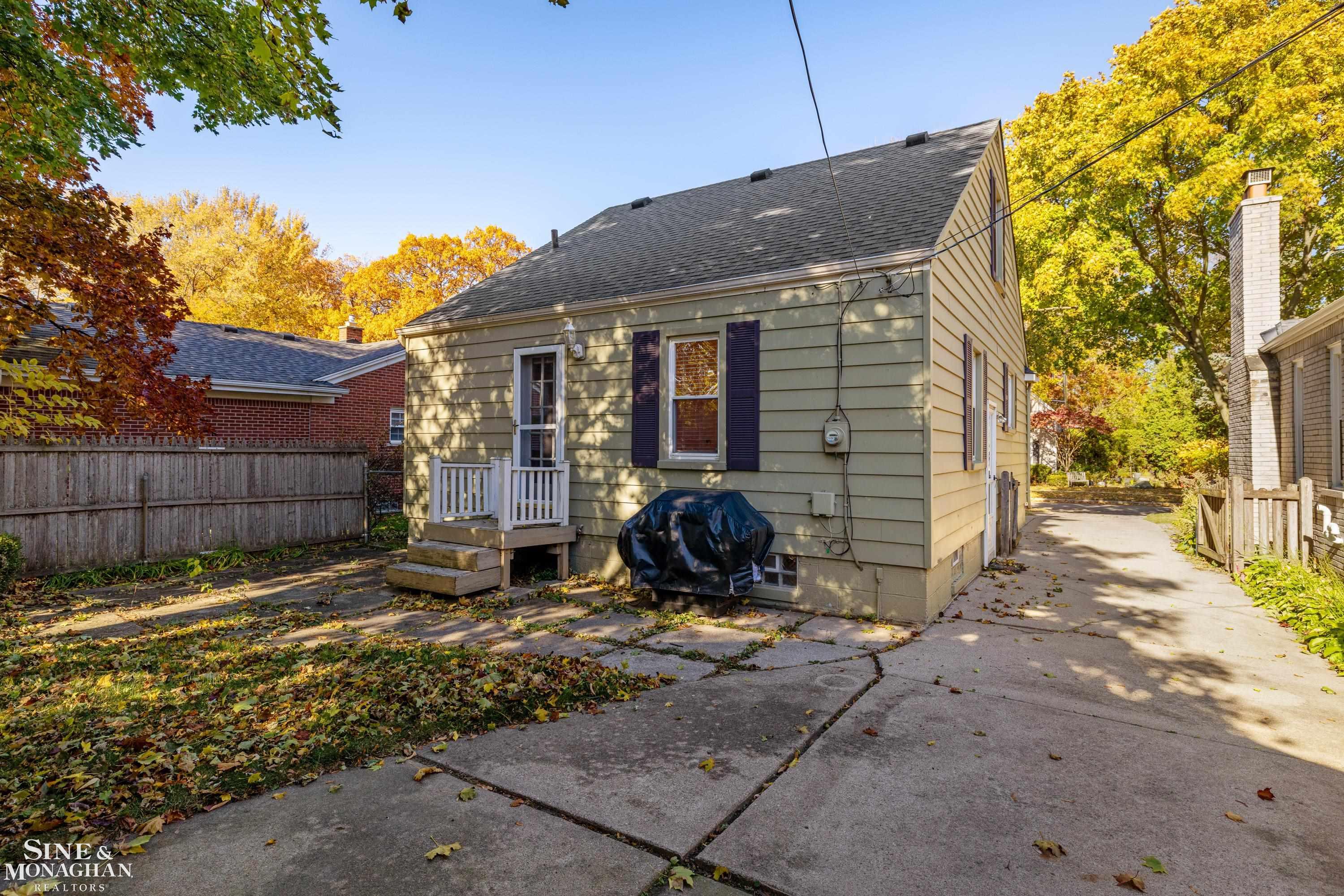 2073 Hampton Road Grosse Pointe Woods, MI 48236 - Photo 31 of 39