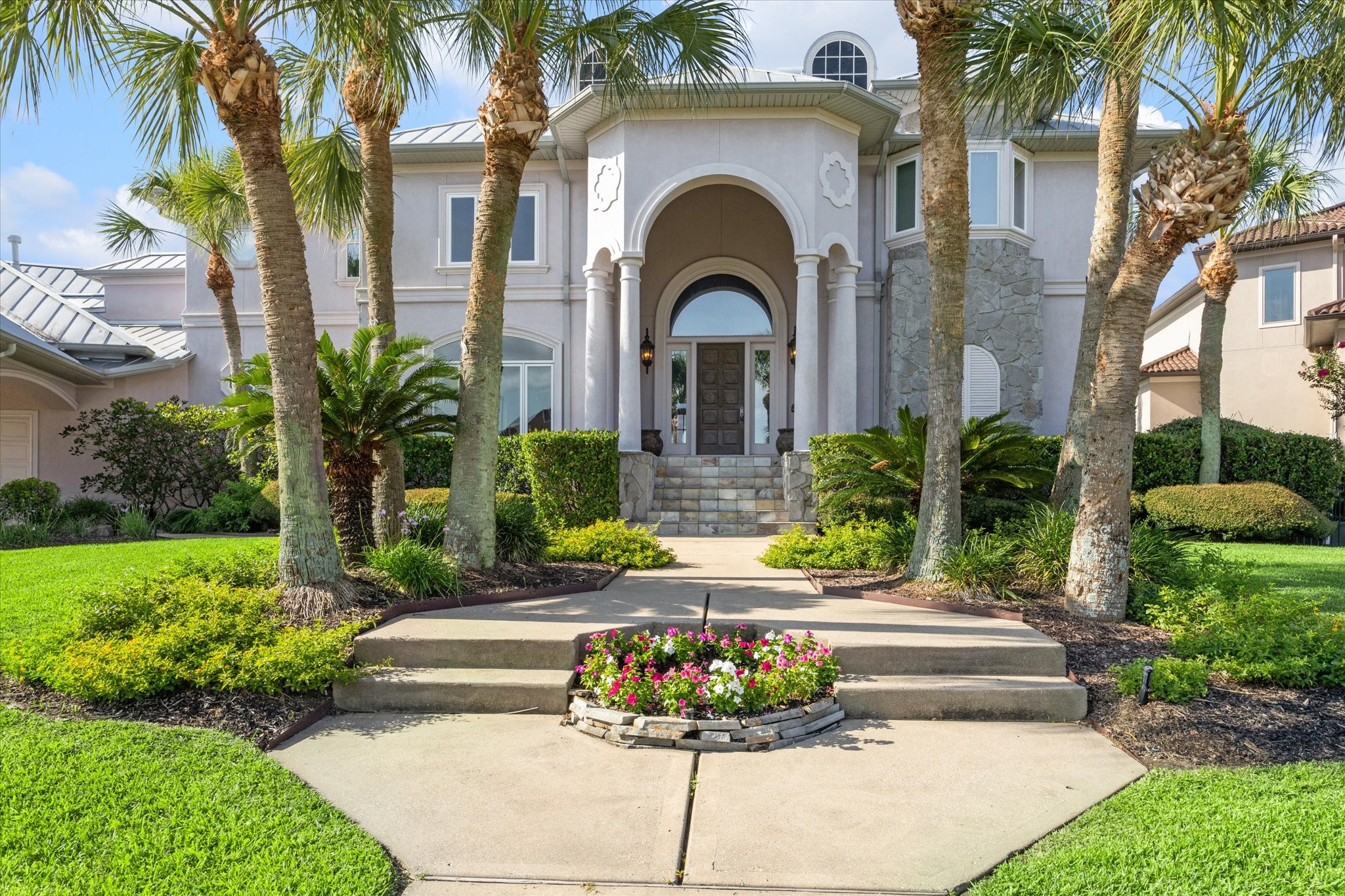 1818 Ray Shell Court Seabrook, TX 77586 - Photo 3 of 50 a front view of a house with a garden