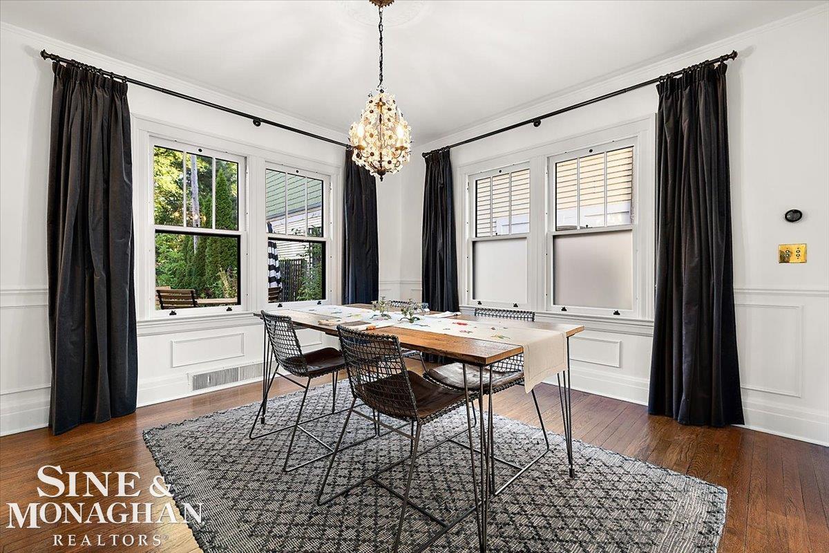 82 Kerby Road Grosse Pointe, MI 48236 - Photo 5 of 42 50188260-2C69C70E-F796-4AF8-8E44-6ECB3ACF6939.JPG