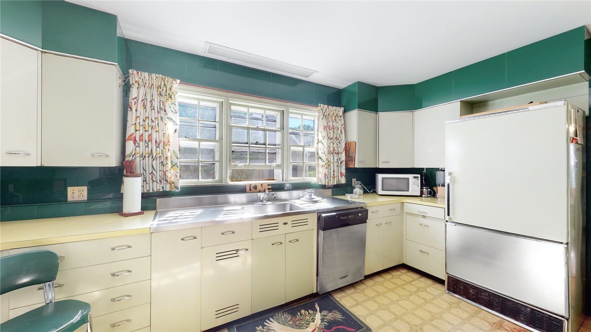 90 Sweetfern Road Warwick, RI 02888 - Photo 9 of 28 Gallery Image 9