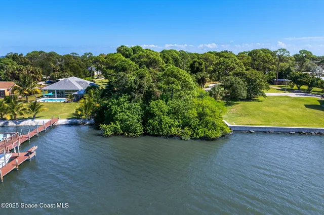 an aerial view of a house having yard
