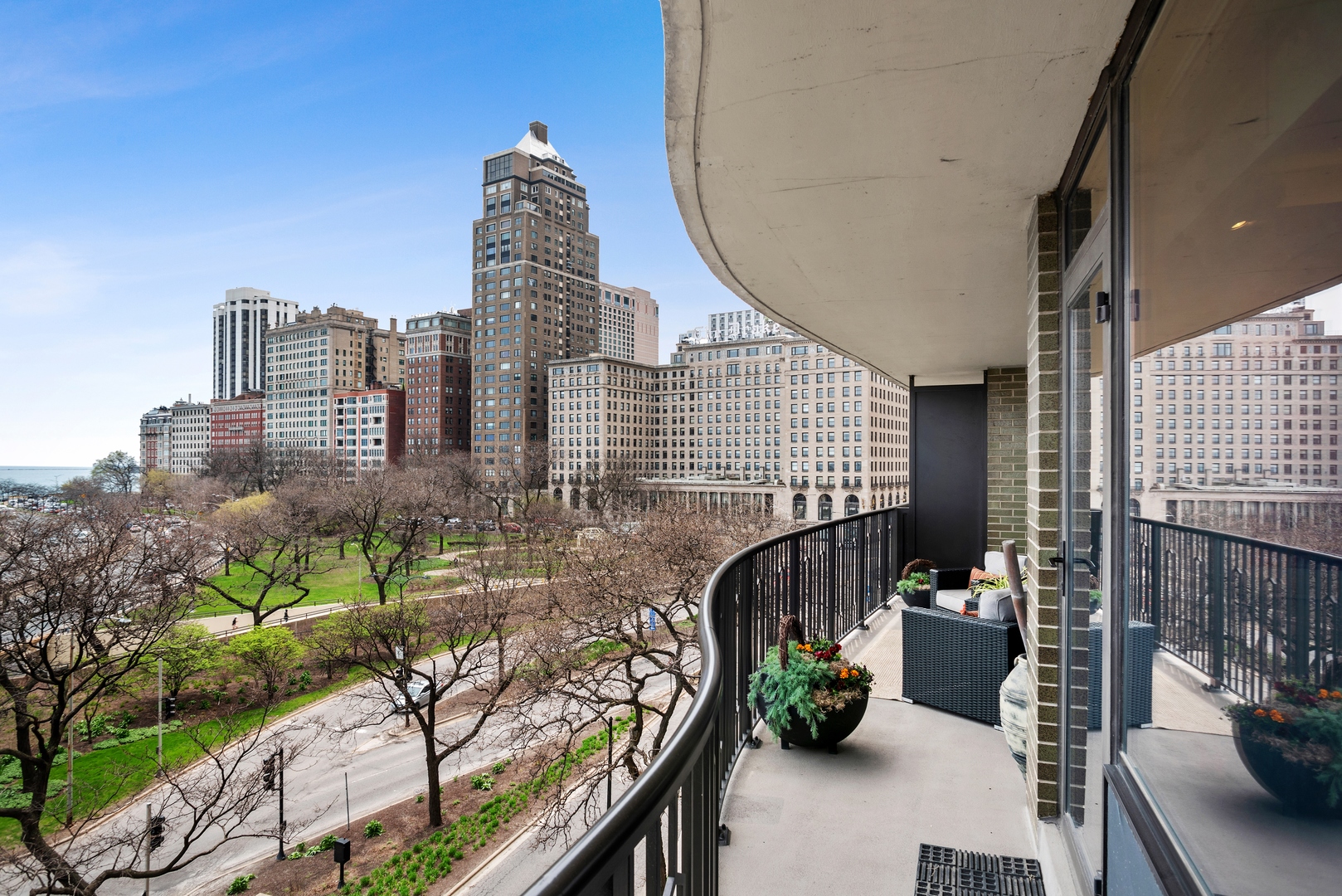 1040 North Lake Shore Drive, Unit 7C Chicago, IL 60611 - Photo 26 of 37 a view of balcony with couch