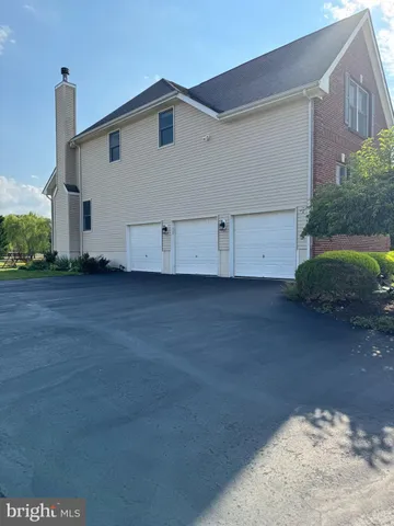 a view of a house with backyard