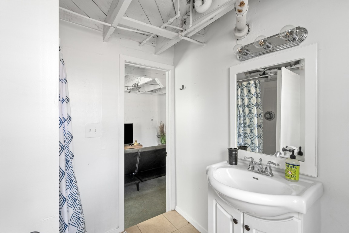 2402 Hazard Street Houston, TX 77019 - Photo 34 of 41 a en suite bathroom with a sink a mirror and a shower