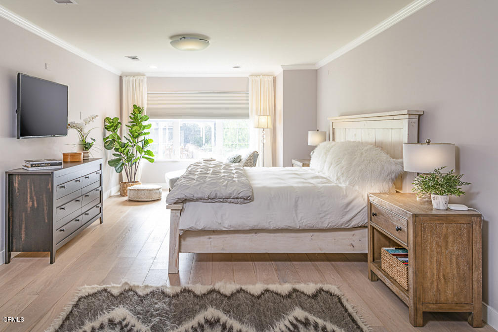 3710 Hampton Road Pasadena, CA 91107 - Photo 21 of 42 a spacious bedroom with a bed and a flat screen television