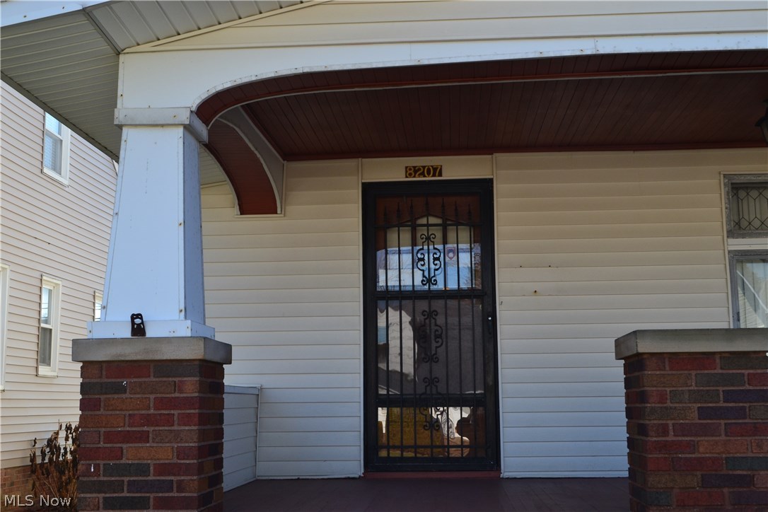 8207 Snow Road Cleveland, OH 44129 - Photo 4 of 23