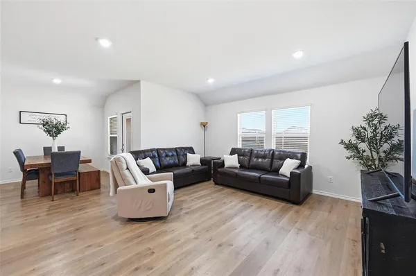 $281,990 | 1012 Grand Vw Drive, Ennis, TX 75119