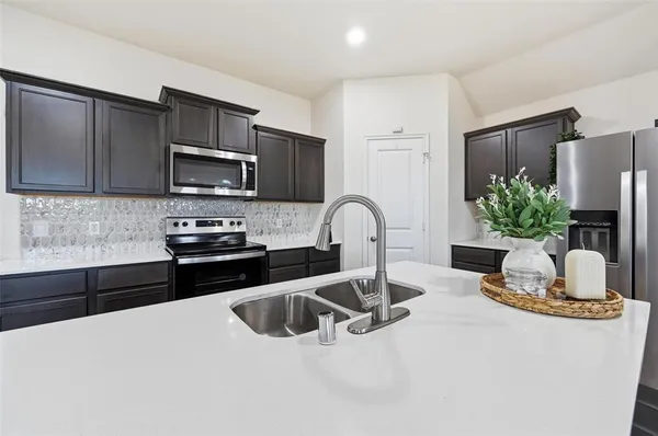 $281,990 | 1012 Grand Vw Drive, Ennis, TX 75119