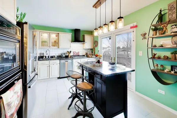 $500,000 | 127 West King Henry Court, Palatine, IL 60067