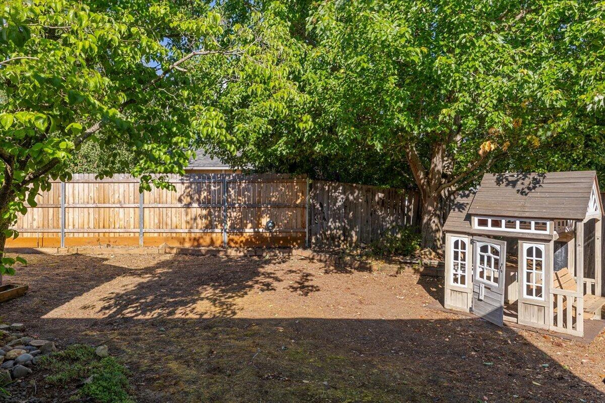 1111 Looking Glass Way Central Point, OR 97502 - Photo 28 of 30 29-CI_8560