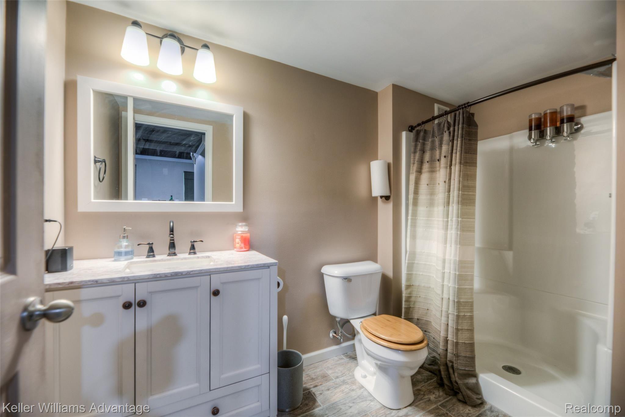 16425 Rougeway Street Livonia, MI 48154 - Photo 30 of 47 -33.jpg