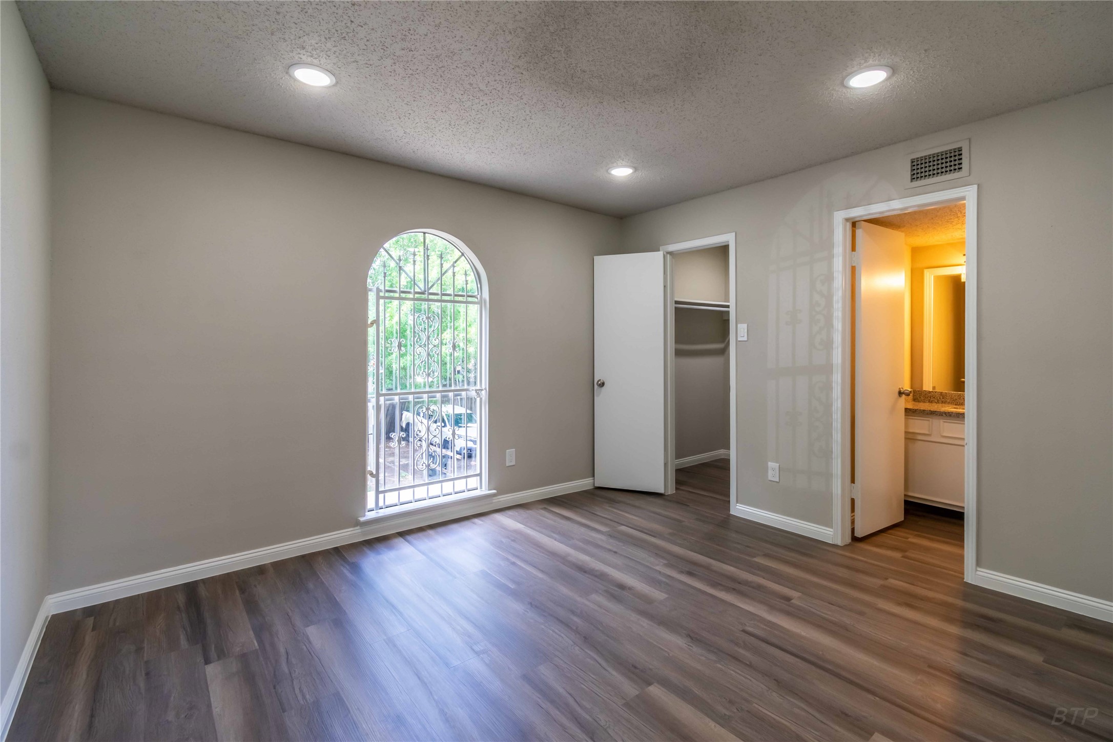 7921 Cook Road Houston, TX 77072 - Photo 12 of 19 an empty room with wooden floor and windows