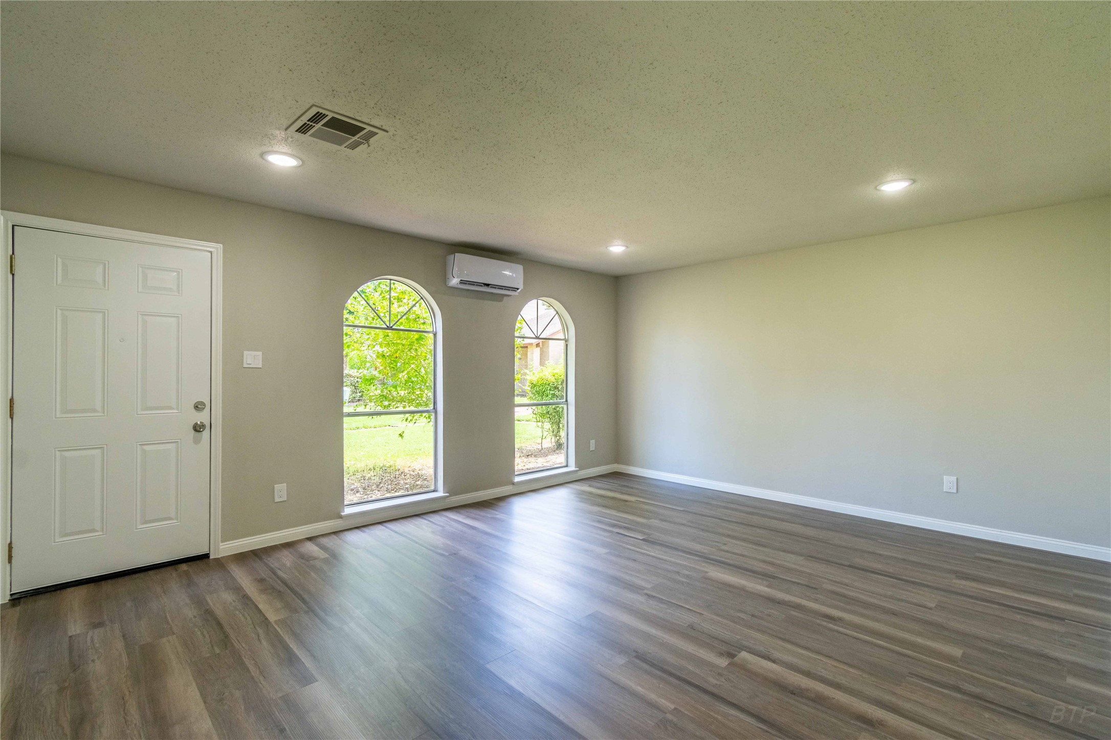 7921 Cook Road Houston, TX 77072 - Photo 6 of 19 an empty room with wooden floor and windows