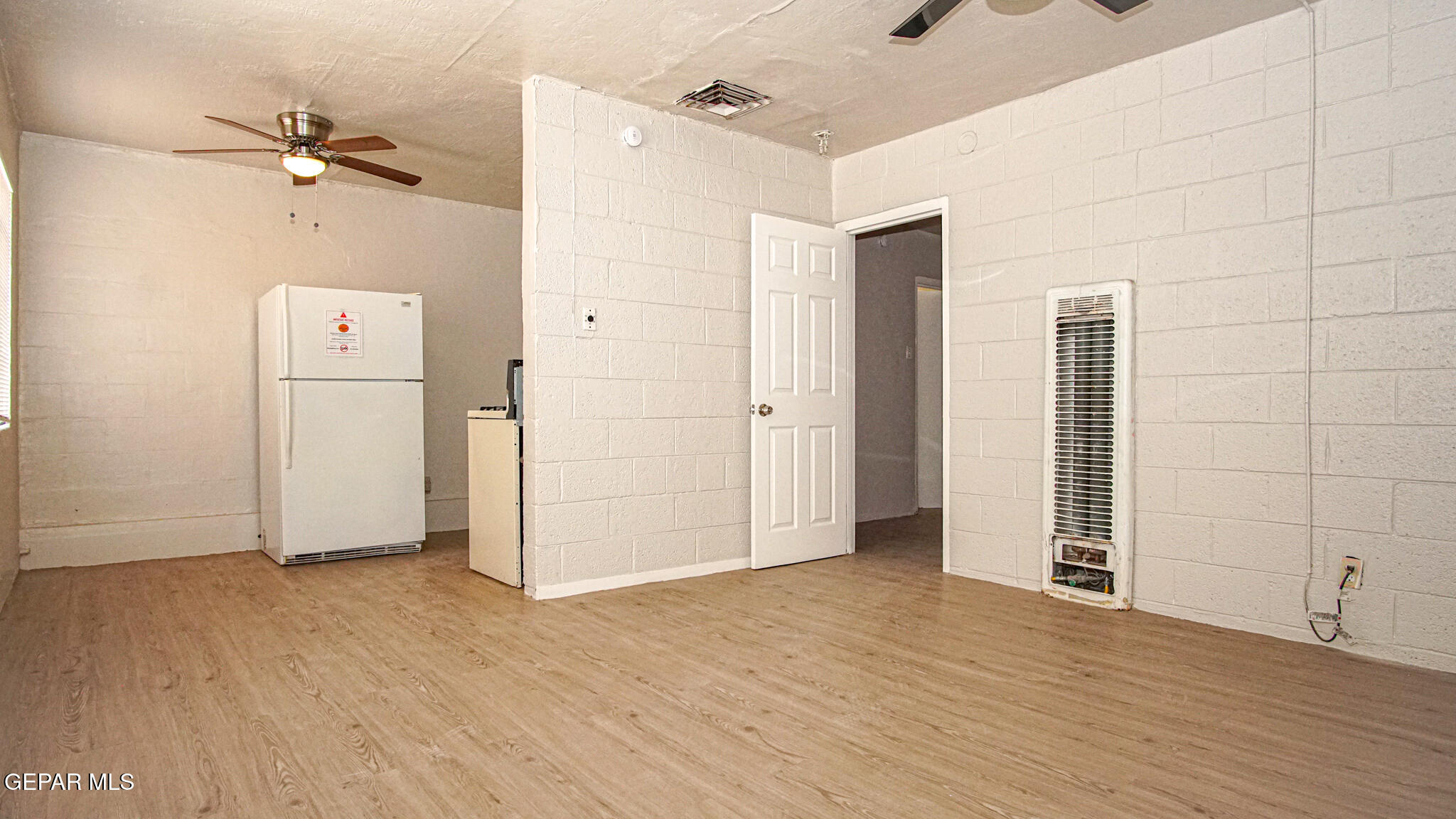 7303 Dale Road, Unit 4 El Paso, TX 79915 - Photo 2 of 13 2. Living Area