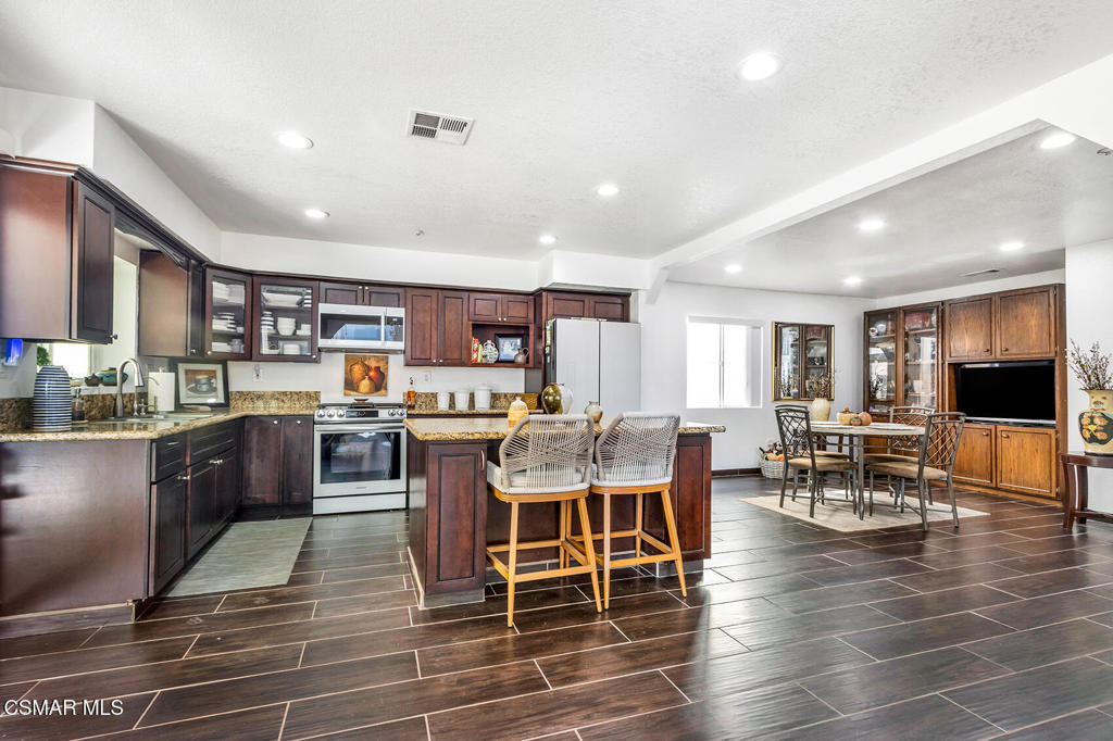 15425 Tobarra Road Fontana, CA 92337 - Photo 11 of 37