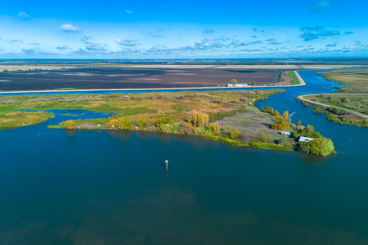 999511 West Rindge Road Stockton, CA 95219 - Photo 2 of 23 a view of an ocean and a yard