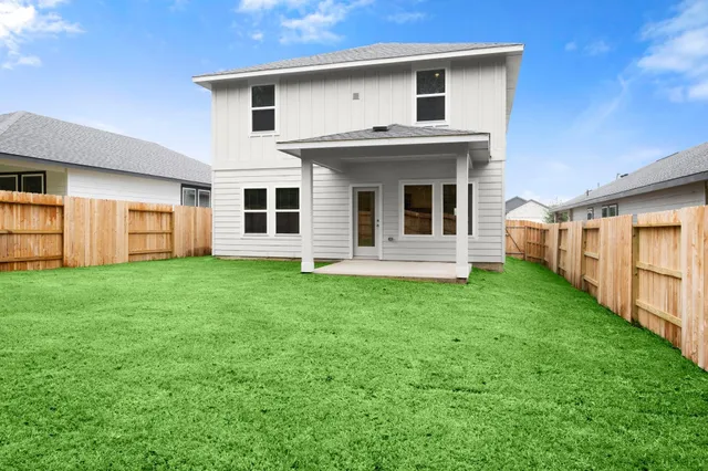 a view of a house with backyard