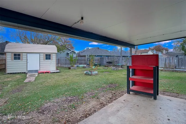 a view of a house with backyard