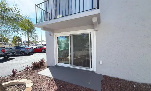 a view of entryway and a yard