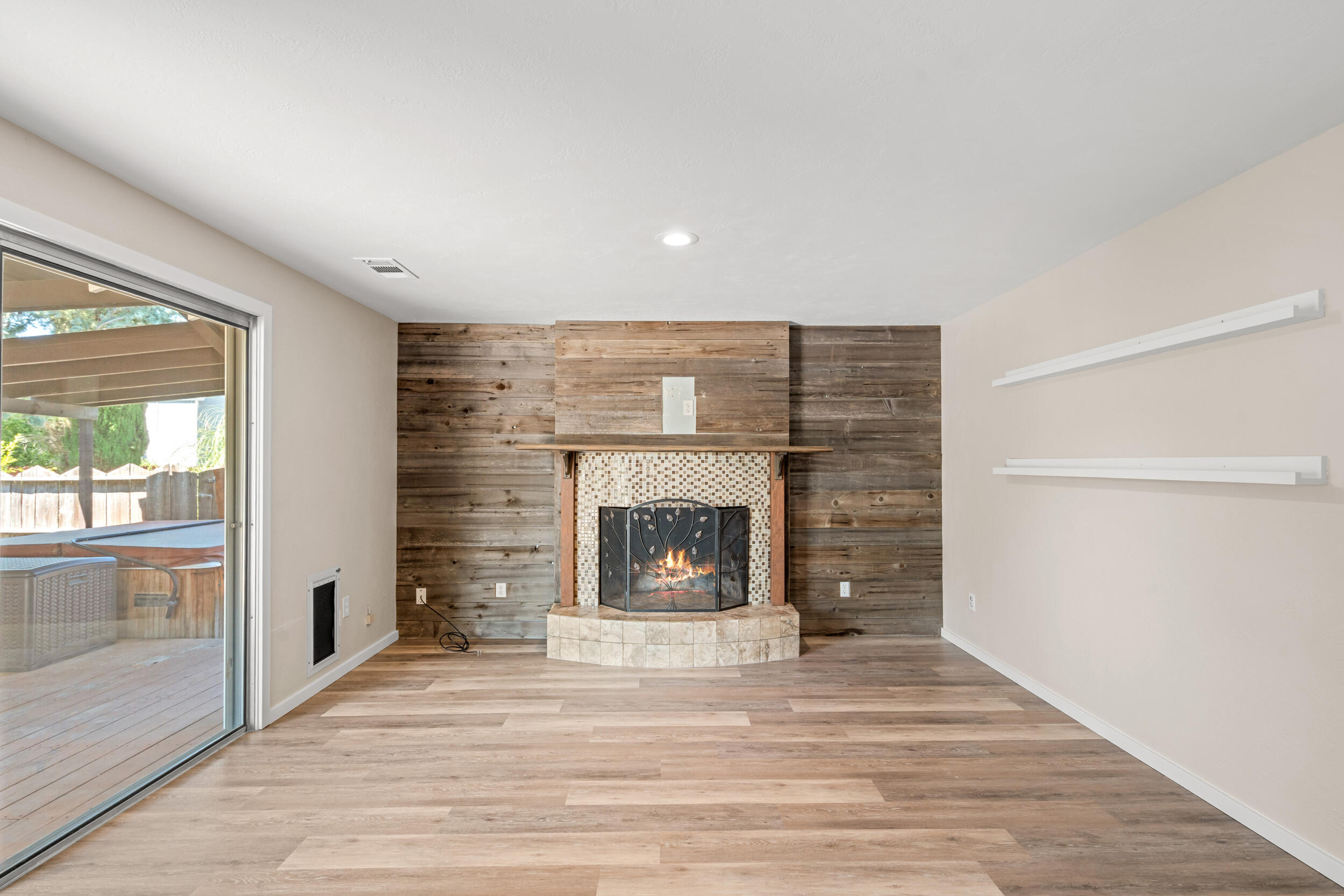 209 Donna Way Central Point, OR 97502 - Photo 11 of 28 209 donna way, central point-16