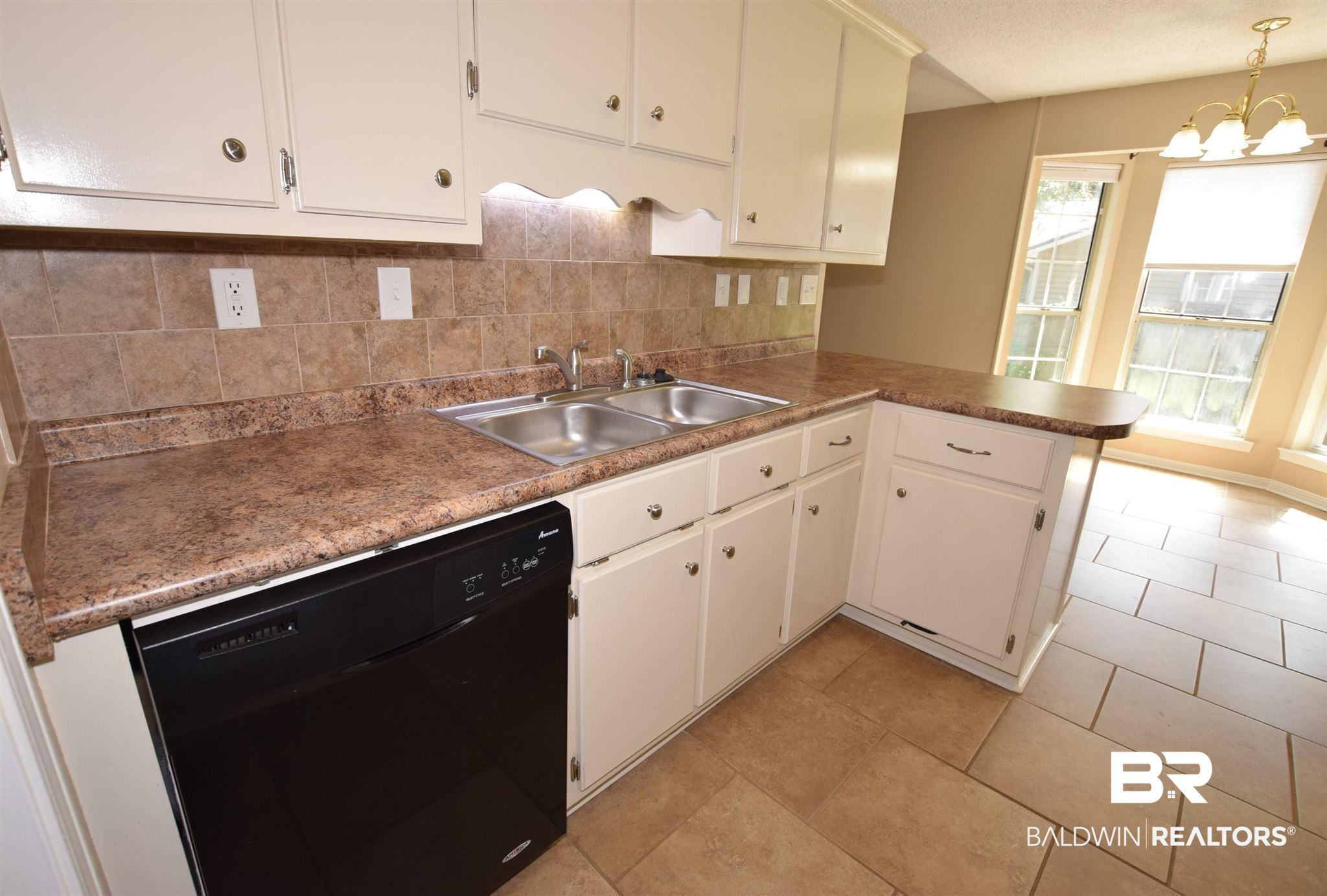 5522 Yucca Drive Mobile, AL 36693 - Photo 7 of 28 Nice sized kitchen
