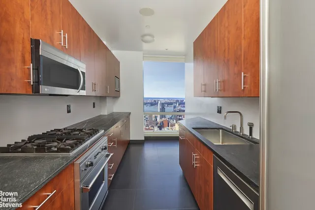 $4,300,000 | 230 West 56th Street, Unit 57C | Theater District