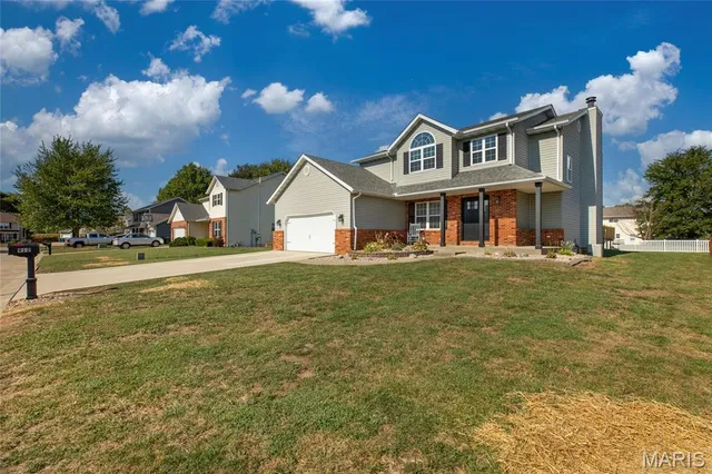 $340,000 | 912 Oakridge Drive, Maryville, IL 62062