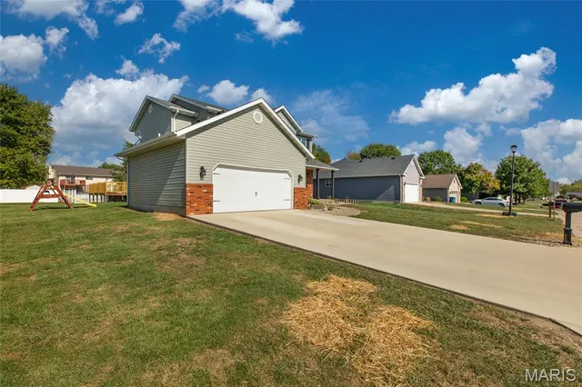 $340,000 | 912 Oakridge Drive, Maryville, IL 62062